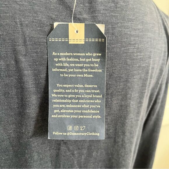 New with Tags Democracy Long Sleeve Crew Neck with Gold Tone Snap Buttons - Picture 5 of 8